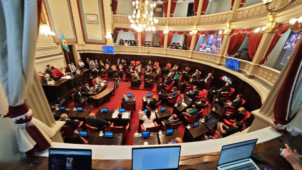A comienzo de octubre, el Senado bonaerense convirtió en ley el proyecto de Facundo Tignanelli que prohíbe a las empresas prestatarias cortarle el suministro a hospitales y escuelas.