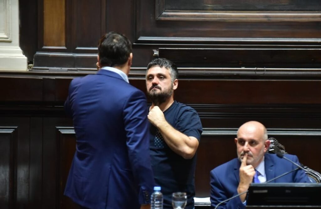 Diputados bonaerenses de La Cámpora cerraron filas y salieron a defender a la ex presidenta Cristina Kirchner de los reproches de los intendentes por la derrota electoral.