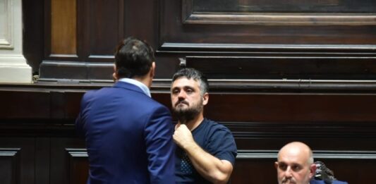 Diputados bonaerenses de La Cámpora cerraron filas y salieron a defender a la ex presidenta Cristina Kirchner de los reproches de los intendentes por la derrota electoral.
