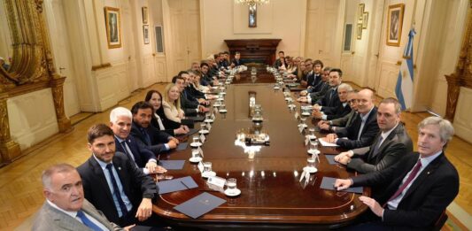 A pedido del FMI, el presidente Javier Milei recibió este jueves a los gobernadores para comenzar a negociar la estrategia legislativa de cara al Presupuesto 2026.