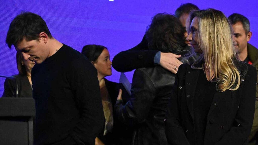 Santiago Caputo pierde fuerza en la mesa política bonaerense, mientras Karina Milei revalida a Pareja como principal alfil libertario en el territorio provincial.