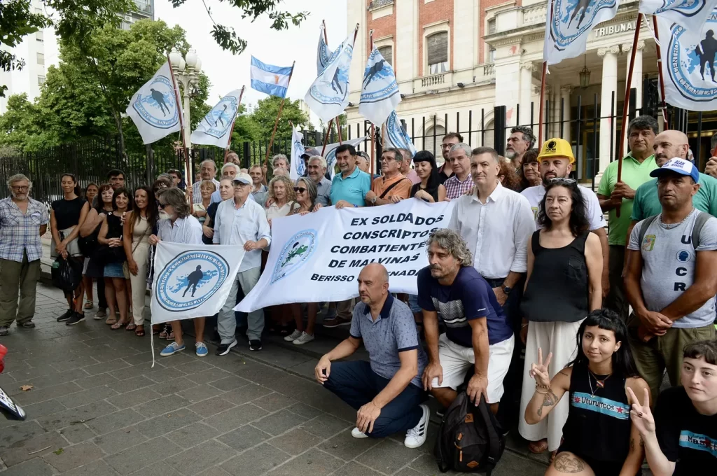Combatientes de Malvinas alertaron sobre una ley de la Legislatura que podría beneficiar a exsoldados vinculados a la dictadura militar.