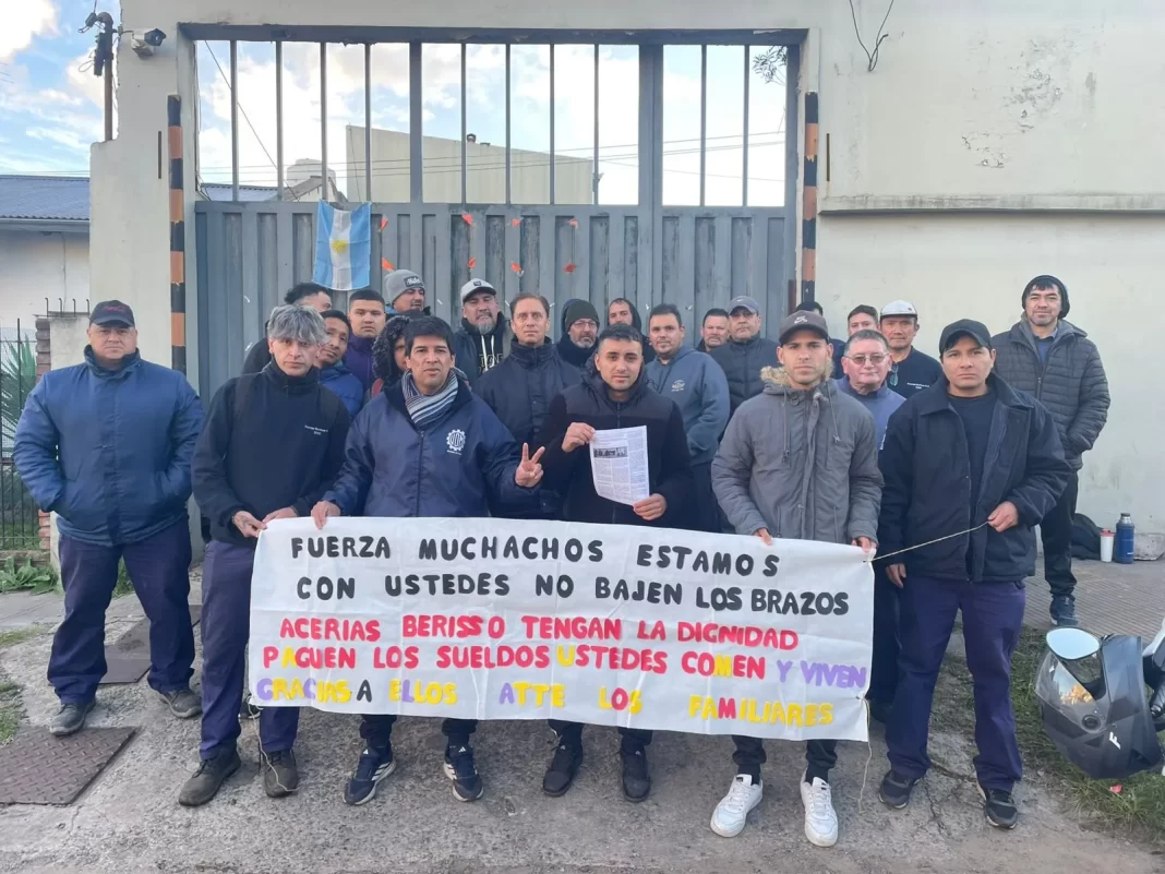 Familiares y amigos de los trabajadores de Acerías Berisso marchan al Ministerio de Trabajo en La Plata para exigir respuestas institucionales.