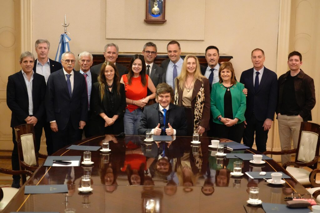Con el debut de Manuel Adorni como jefe de Ministros y de Diego Santilli como ministro del Interior, el presidente Javier Milei encabezó este lunes una nueva reunión de Gabinete.