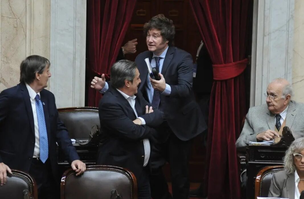 Javier Milei encabeza una reunión con los diputados electos de La Libertad Avanza (LLA) para definir la estrategia parlamentaria del 2026.