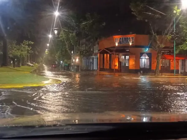 El feroz temporal que azotó la localidad de Urdampilleta, en Bolivar produjo anegamientos en distintas arterias de la localidad e incluso una serie de evacuaciones de emergencia.