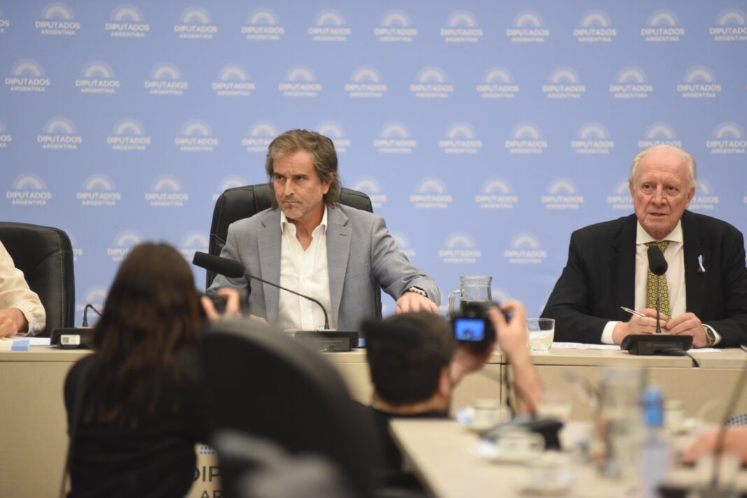 Diputados de la oposición lograron dictaminar un despacho propio del Presupuesto 2026, aunque el oficialismo se quedó con el de mayoría con el “voto doble” de Bertie Benegas Lynch.