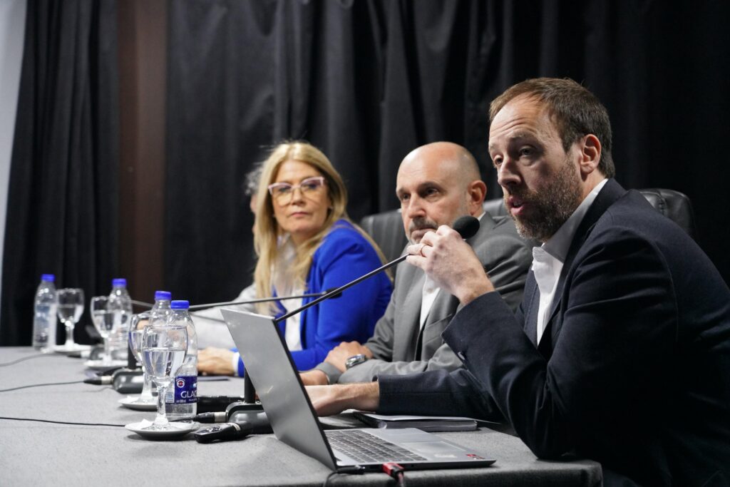 El ministro de Economía, Pablo López, estuvo en la Legislatura bonaerense para presentar formalmente el Presupuesto 2026.