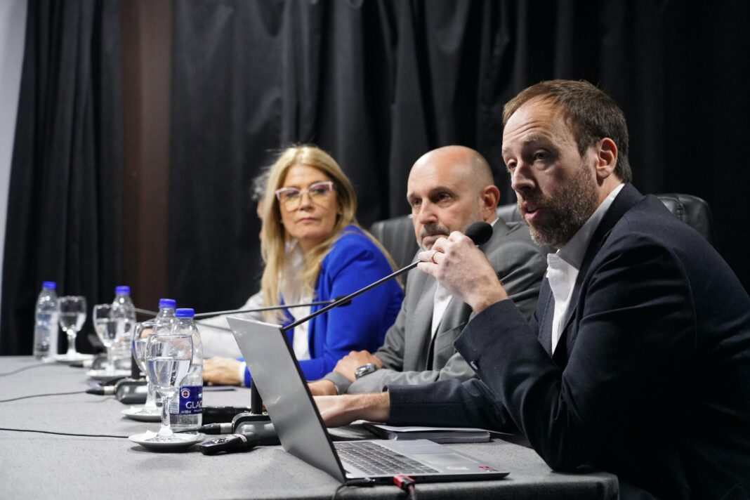 El ministro de Economía, Pablo López, estuvo en la Legislatura bonaerense para presentar formalmente el Presupuesto 2026.