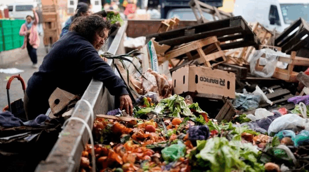La UCA advirtió que el Gobierno exagera la baja de la pobreza y señaló que la reducción real fue de 3,4 millones de personas, no de 12 millones.