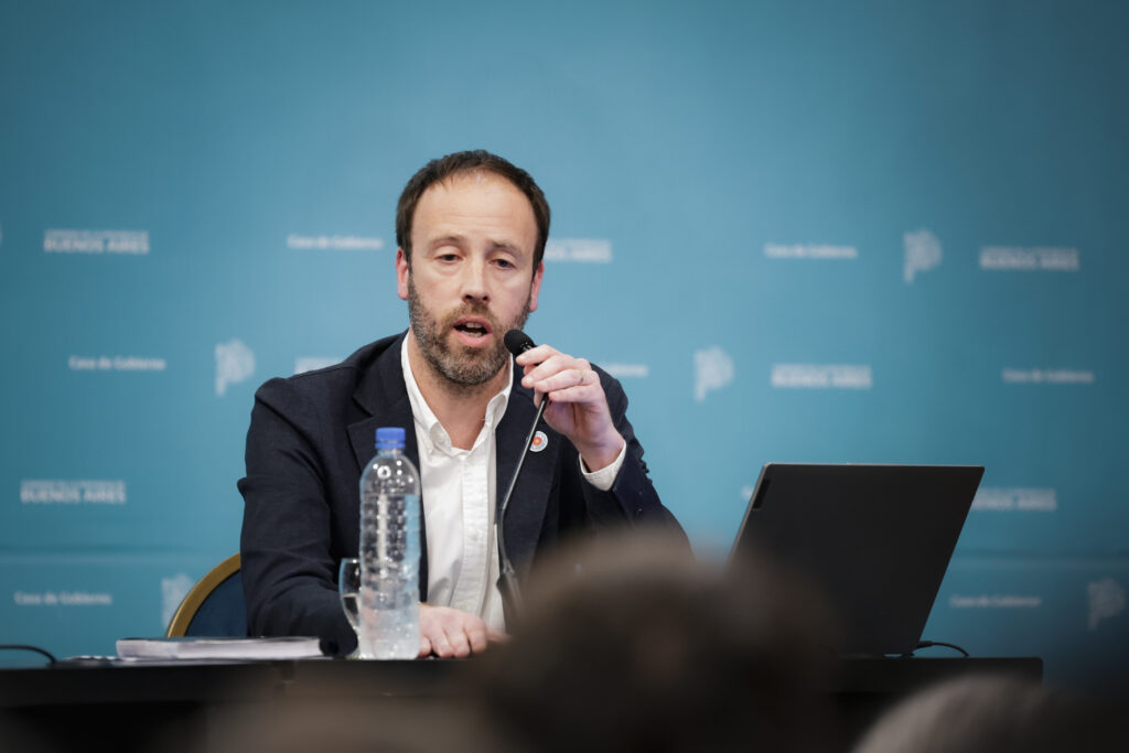 El ministro de Economía bonaerense, Pablo López, presentó en conferencia de prensa el Presupuesto 2026. 