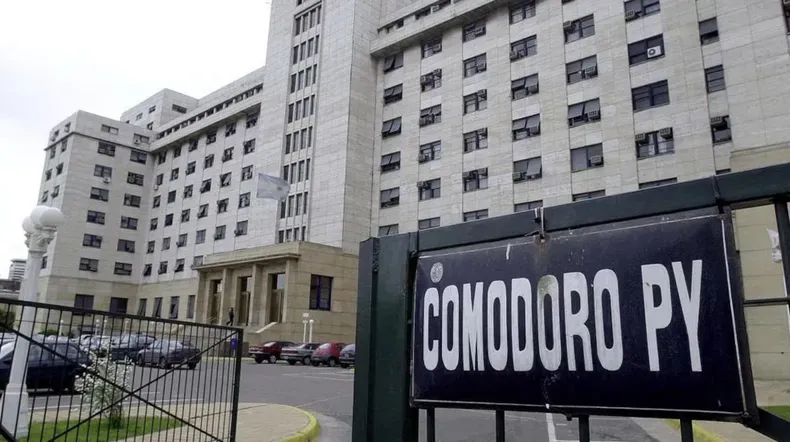 El Tribunal Oral Federal N°7 de Comodoro Py inició este jueves el juicio oral y público de la denominada causa Cuadernos contra Cristina Kirchner y otros 86 acusados.