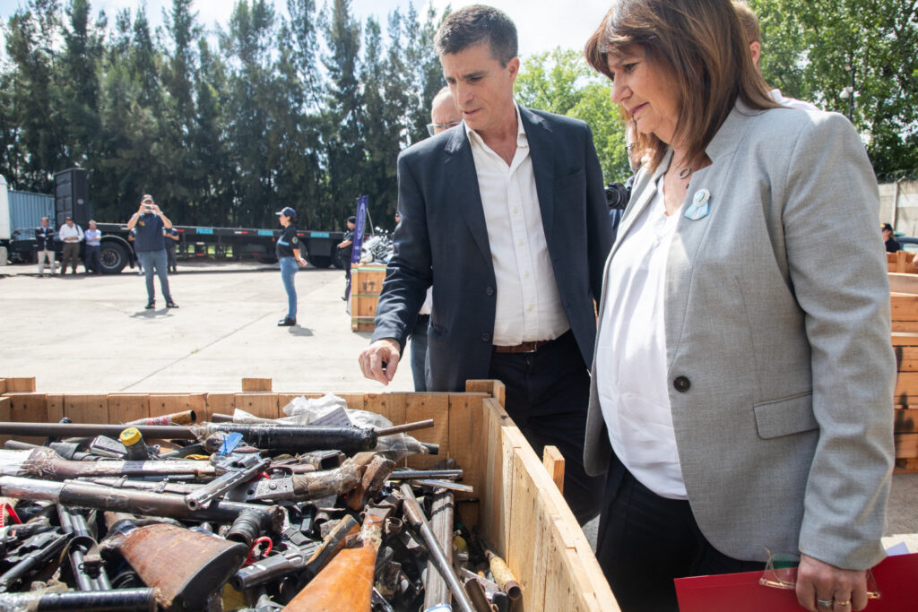 Tras la resolución firmada por Milei y Bullrich, cualquier ciudadano argentino que cumpla las condiciones impuestas por el RENAR podrá adquirir un arma semiautomática alimentada con cargadores de quita y pon.