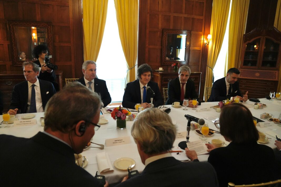 En el marco de su gira por Estados Unidos (EE.UU), el presidente Javier Milei se reunió este viernes en Nueva York con un puñado de inversores en el Consejo de las Américas.