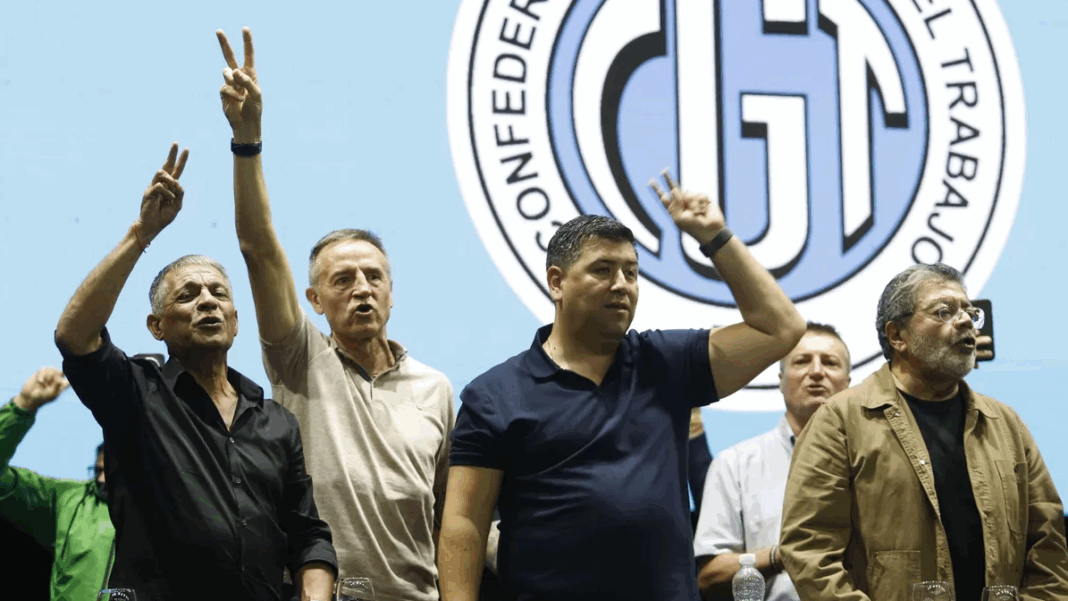 Los nuevos integrantes del triunvirato de la CGT salieron al cruce del proyecto oficial y advirtieron que el movimiento obrero “irá a la Justicia y a la calle” .