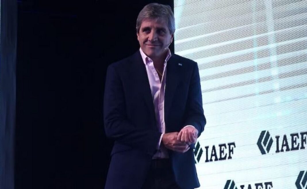 El ministro de Economía, Luis Caputo, se prepara para participar de la 31° Conferencia Industrial, el encuentro anual que organiza la UIA.