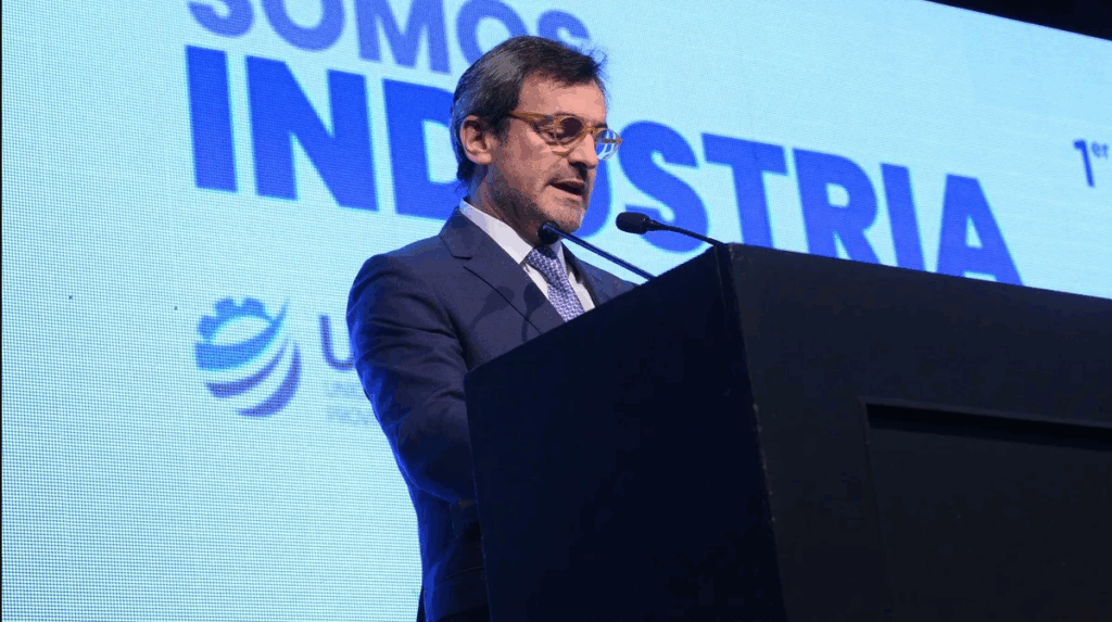 El ministro de Economía, Luis Caputo, se prepara para participar de la 31° Conferencia Industrial, el encuentro anual que organiza la UIA.
