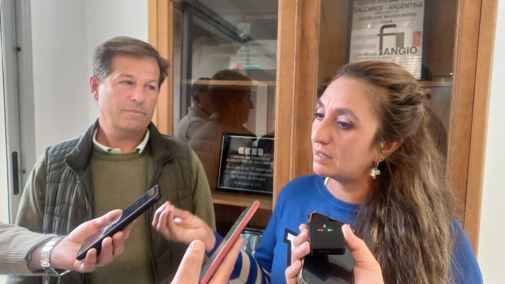 El director de Políticas de Inclusión de Balcarce, Rodolfo Camino, y la instructora de la EMDAB, Marisol Girotti.