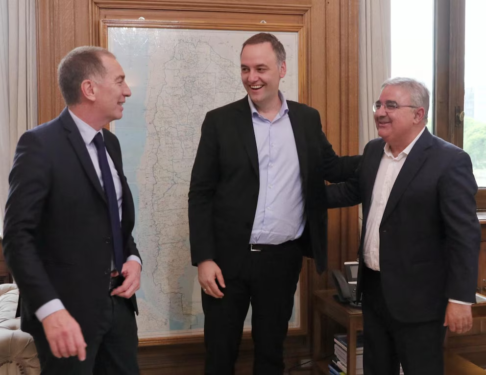 El flamante ministro de Gabinete, Manuel Adorni, y su par del Interior, Diego Santilli, recibieron a un puñado de gobernadores para discutir el Presupuesto 2026.