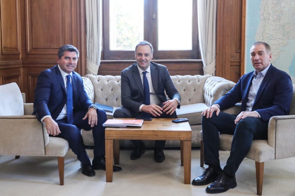 Diego Santilli y Manuel Adorni recibieron el lunes al gobernador de San Juan, Marcelo Orrego
