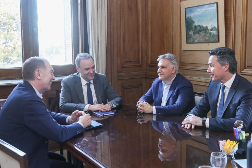 El flamante ministro de Gabinete, Manuel Adorni, y su par del Interior, Diego Santilli, recibieron a un puñado de gobernadores para discutir el Presupuesto 2026.