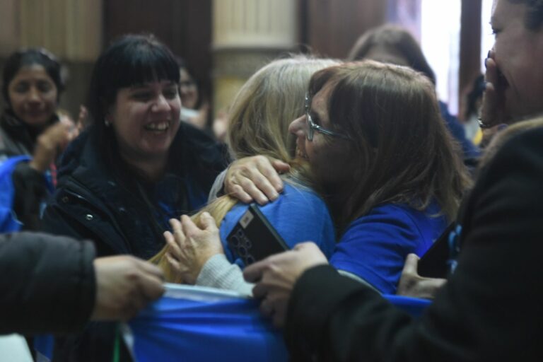 Familiares de personas con discapacidad festejando la media sanción de la ley. Esta tarde, Diputados la aprobó definitivamente.