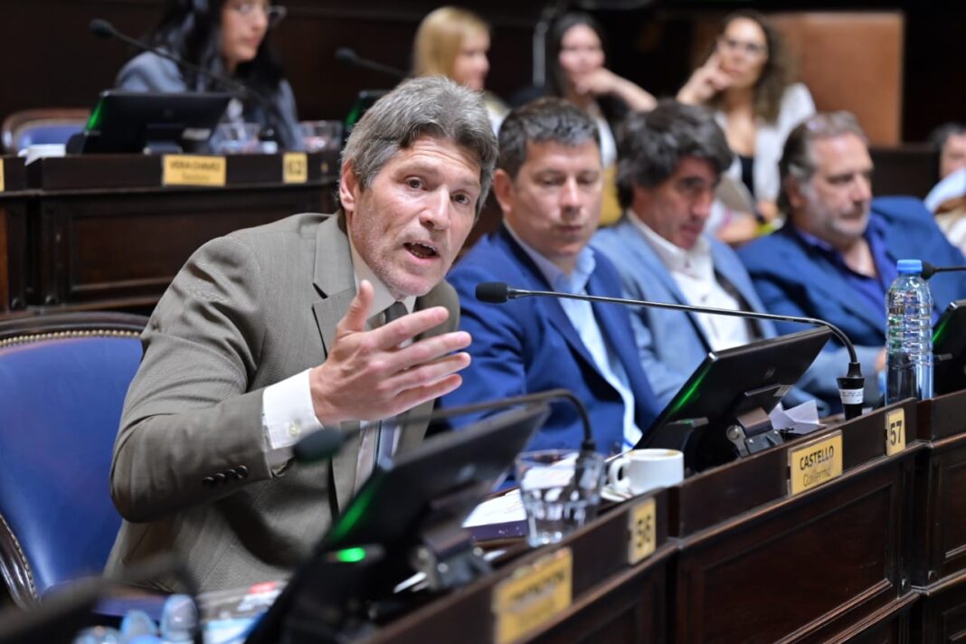 A la espera del debate del Presupuesto 2026, el diputado de La Libertad Avanza (LLA), Guillermo Castello, salió a pedir la baja de impuestos. Los detalles.