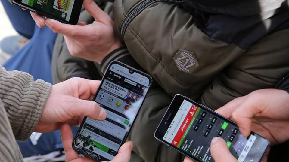 Diputados: el proyecto de Malaisi plantea la restricción del acceso a sitios de apuestas online en escuelas.
