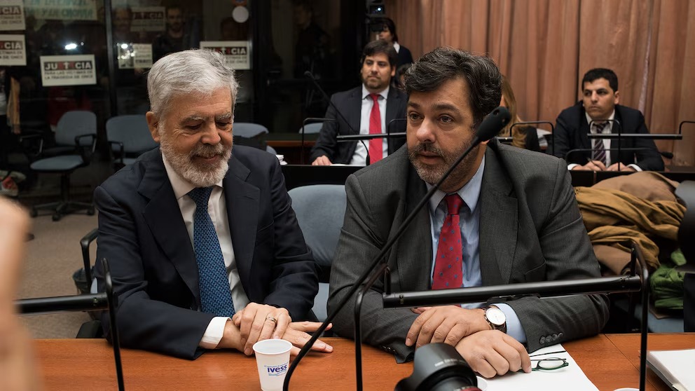 El exministro Julio de Vido, junto a su abogado Maximiliano Rusconi.