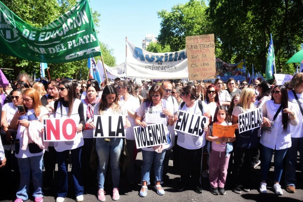 
Docentes y auxiliares de Mar del Plata marcharon al Palacio Municipal para exigir el fin de la violencia en las escuelas locales.