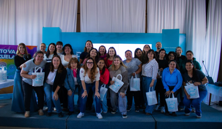 La titular del Consorcio del Puerto Quequén, Jimena López, encabezó la jornada docente que busca profundizar en el vínculo de la terminal portuaria con la comunidad.