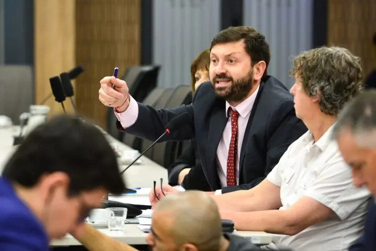 El jefe de bancada de Democracia para Siempre, Pablo Juliano, cruzó al ministro de Salud, Mario Lugones, por su faltazo a la comisión investigadora por el fentanilo contaminado.