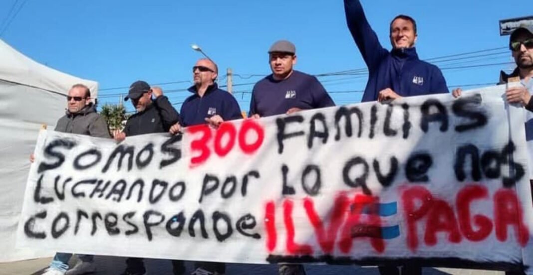 Los diputados de izquierda (FIT-U), Ariel Moreno y Laura Cano, salieron a denunciar los 300 despidos y lockout patronal de Ilva en Pilar.