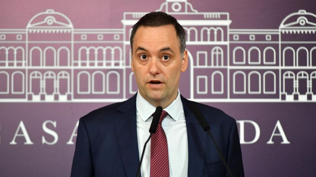 El nuevo jefe de Gabinete, Manuel Adorni, cruzó a ATE por la convocatoria a un paro nacional y negó que la reforma laboral vaya a modificar el empleo público.
