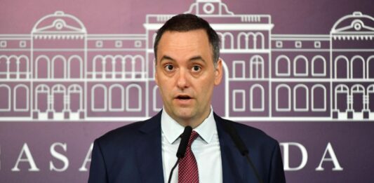 El nuevo jefe de Gabinete, Manuel Adorni, cruzó a ATE por la convocatoria a un paro nacional y negó que la reforma laboral vaya a modificar el empleo público.