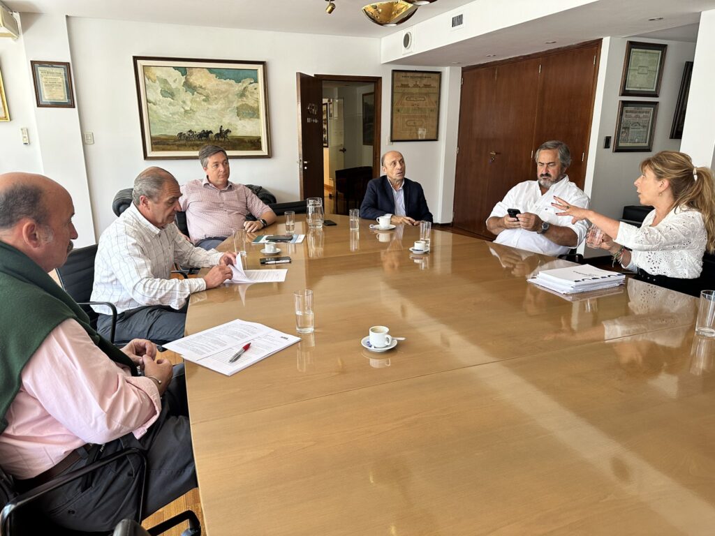 Ley Impositiva: la diputada Vaccarezza mantuvo una reunión con autoridades del Centro de Consignatarios de Hacienda.