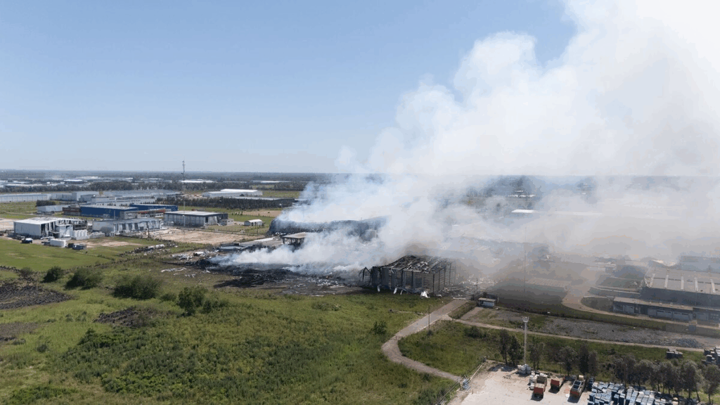 Tras la explosión en el parque industrial de Ezeiza, el intendente Gastón Granados confirmó este sábado que no hay heridos de gravedad y el fuego está controlado.