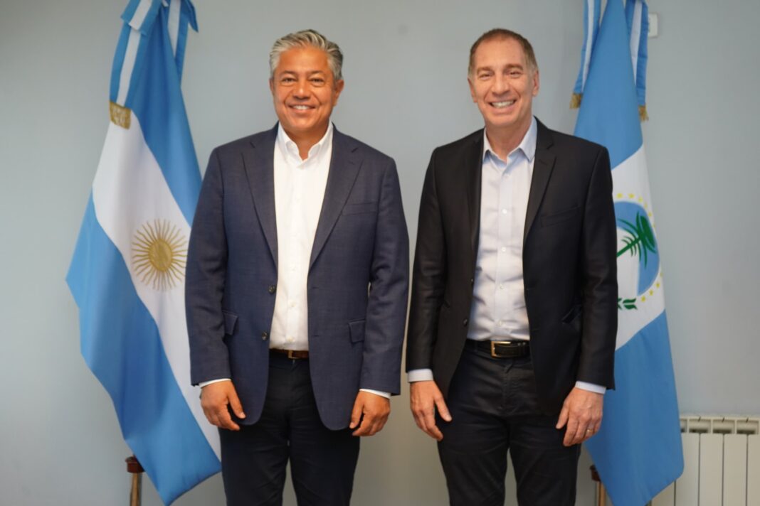 El flamante ministro del Interior, Diego Santilli, se reunió este sábado con el gobernador de Neuquén, Rolando Figueroa, para apuntalar los votos del Presupuesto 2026.