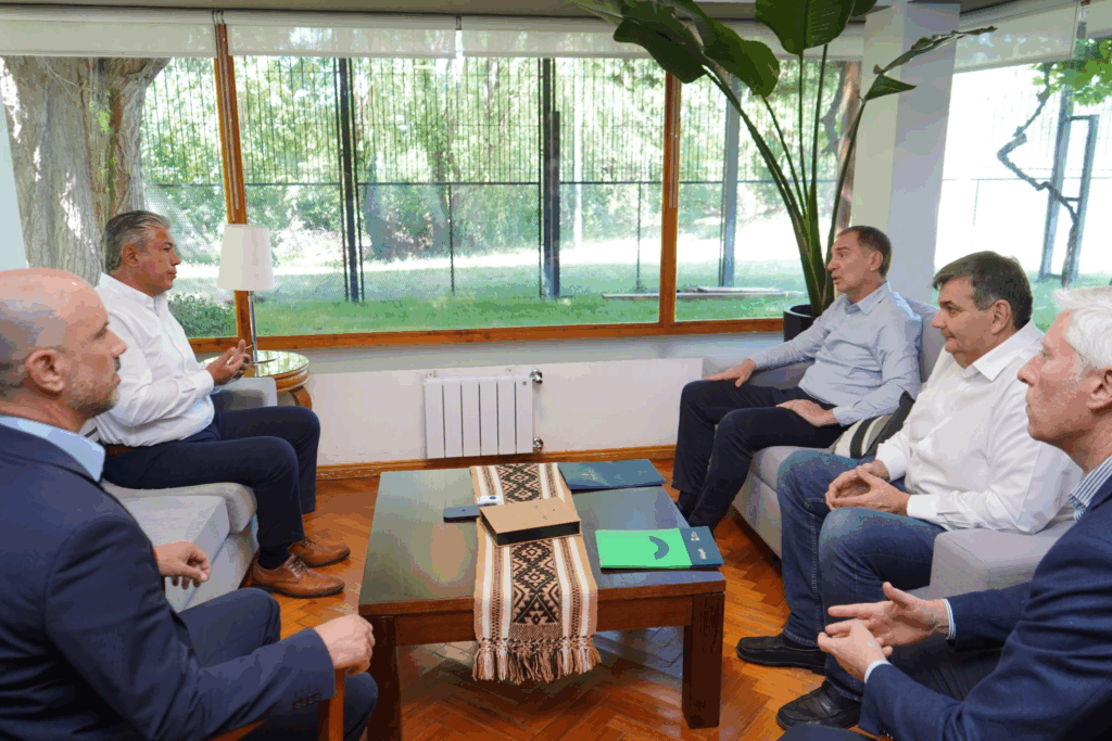 El ministro del Interior, Diego Santilli, se reunió con el gobernador de Neuquén, Rolando Figueroa, para apuntalar los votos del Presupuesto 2026.