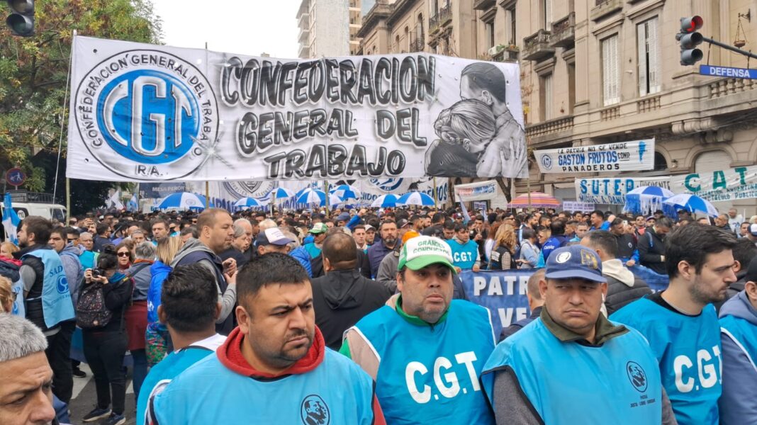 La nueva conducción de la CGT llegará este lunes a la sede de UPCN para debatir la estrategia de cara a la reforma laboral.