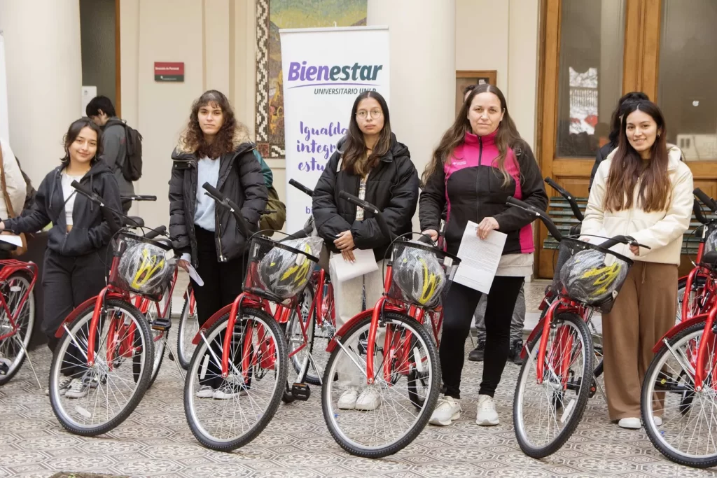 
La UNLP ya abrió la inscripción a las becas para el ciclo lectivo 2026.