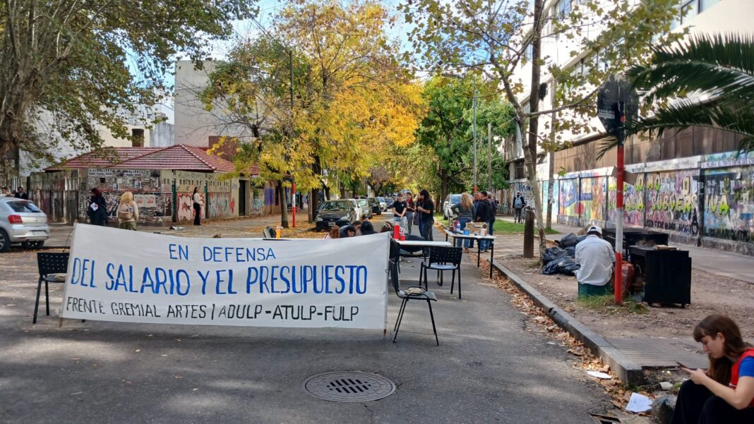 La UNLP comienza una nueva semana con un paro, un asueto y un feriado que afectan de lleno las actividades académicas en una semana clave para los estudiantes.