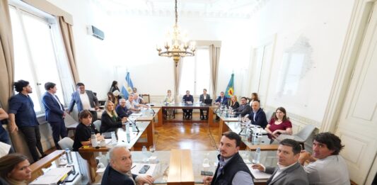 El bloque de Unión por la Patria logró despachar el Presupuesto y la Fiscal Impositiva en comisión. La oposición presentó un dictamen propio y tumbó el endeudamiento.