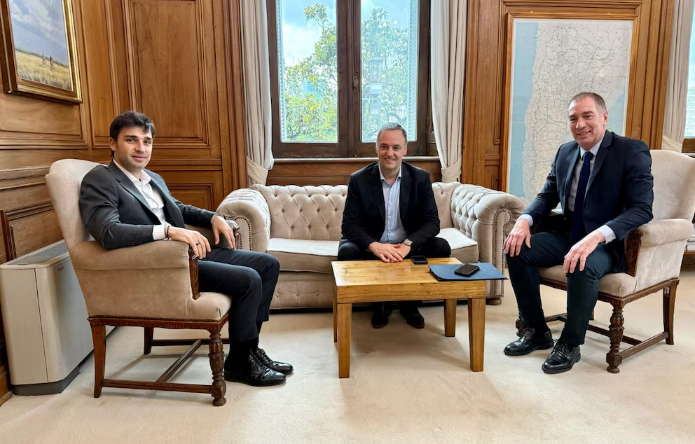 En el marco de las negociaciones por el Presupuesto 2026, el Gobierno avanzó en la eliminación de las retenciones al petróleo y se asegura el apoyo de Ignacio Torres.