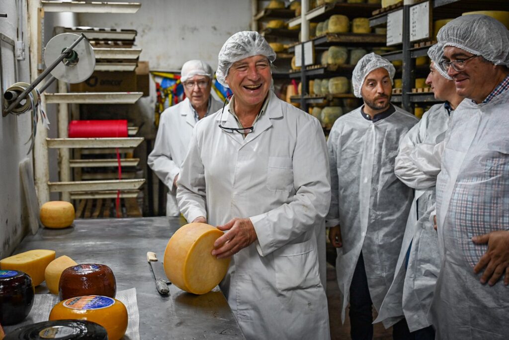 Durante la Expo Láctea en Castelli, el ministro provincial Javier Rodríguez recorrió la sede de Castelmar.
