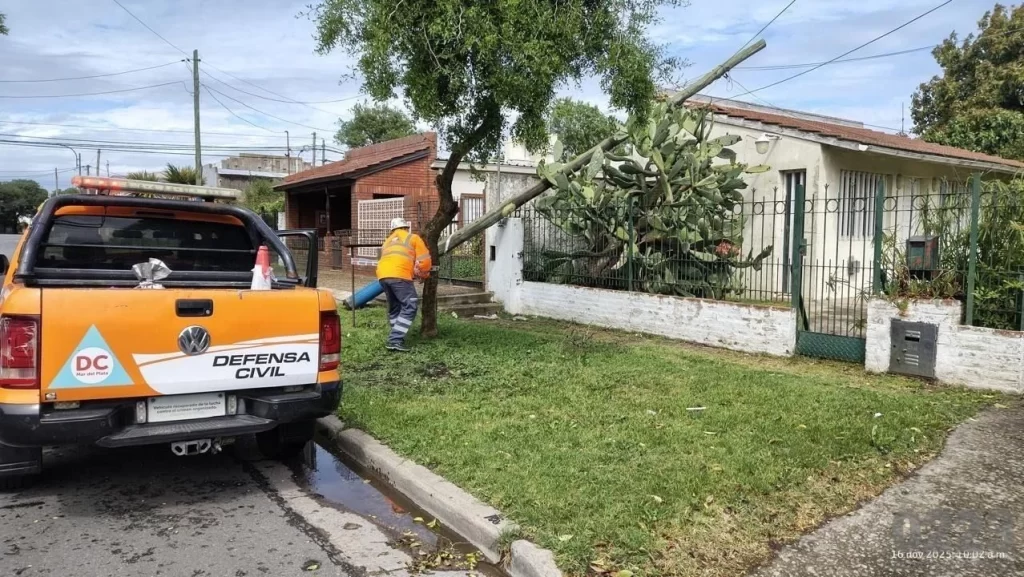 Mar del Plata: Defensa Civil aún trabaja en las consecuencias del temporal que azotó a la ciudad por tres días.
