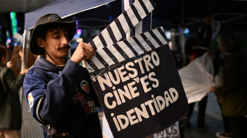 El pasado 30 de septiembre, distintos sectores de la industria audiovisual se manifestaron frente al INCAA, ante un eventual cierre y privatización de CINE.AR