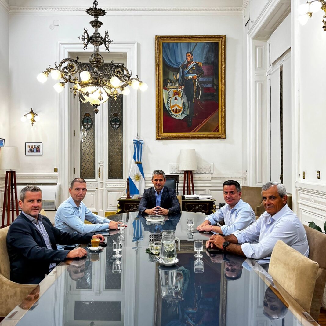 Tres diputados de la Liga del Interior, conocidos como “radicales con peluca”, formalizaron este miércoles su salto a La Libertad Avanza (LLA) y el oficialismo queda con 91 bancas.