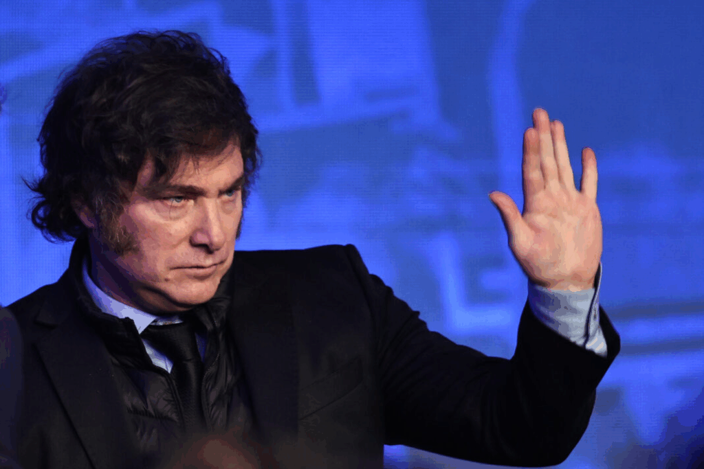 Javier Milei anuló el traspaso de CINE.AR y confirmó que las plataformas seguirán bajo el INCAA tras el Decreto 821/2025.