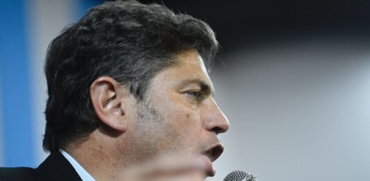 Axel Kicillof pidió respaldo legislativo para el Presupuesto 2026 y advirtió que la demora afecta el funcionamiento de la provincia de Buenos Aires.